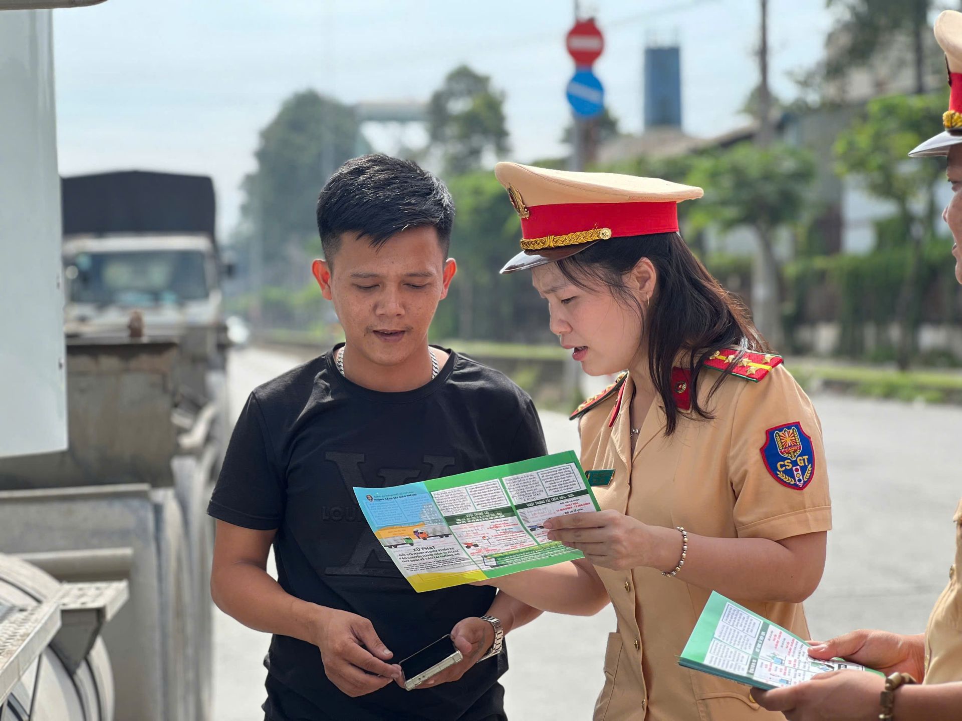 CSGT TP. HCM tuyên truyền, giải thích quy định pháp luật về Luật giao thông cho người dân CSGT TP. HCM tuyên truyền, giải thích quy định pháp luật về Luật giao thông cho người dân