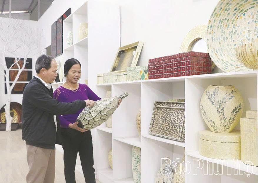 Hợp t&aacute;c x&atilde; Sản xuất thủ c&ocirc;ng mỹ nghệ từ tre, nứa Đỗ Xuy&ecirc;n (x&atilde; Li&ecirc;n Minh) đa dạng sản phẩm, phục vụ thị trường trong v&agrave; ngo&agrave;i nước.