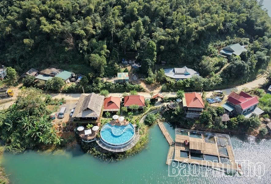 C&aacute;c điểm du lịch ven hồ Ho&agrave; B&igrave;nh thuộc x&atilde; Đ&agrave; Bắc thu h&uacute;t kh&aacute;ch trong dịp đầu năm mới 2026.