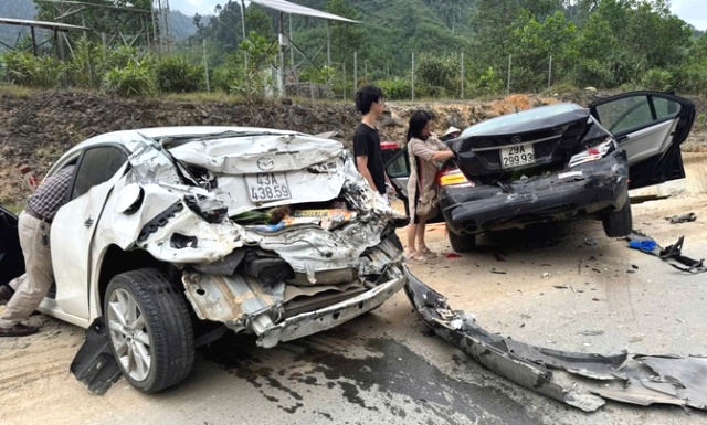 Nhiều ô tô hư hỏng sau vụ tai nạn. Nhiều ô tô hư hỏng sau vụ tai nạn.