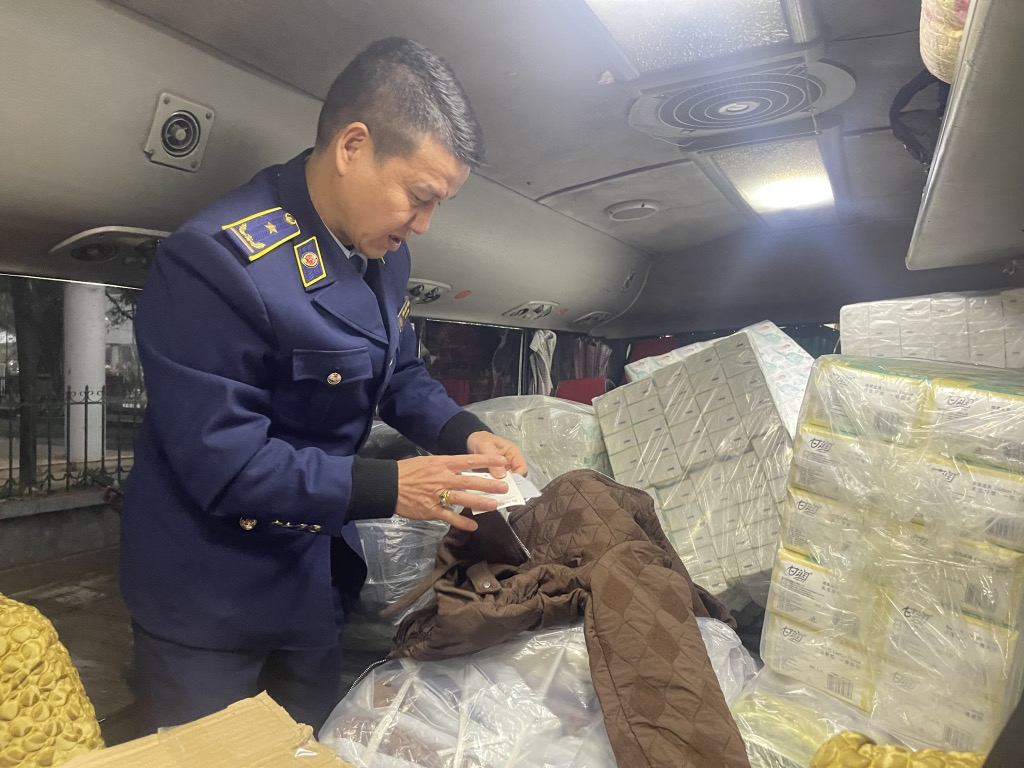 Cao Bằng: Phát hiện, bắt giữ 23 bọc hàng hoá không rõ nguồn gốc