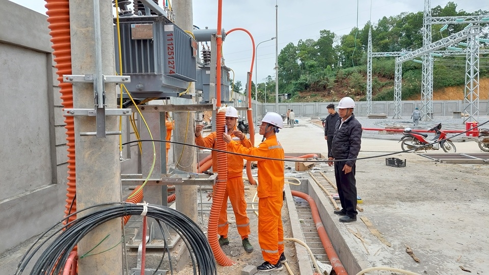 CBCNV X&iacute; nghiệp Lưới đi&ecirc;̣n cao th&ecirc;́ L&agrave;o Cai gi&aacute;m s&aacute;t, kiểm tra thiết bị sau lắp đặt