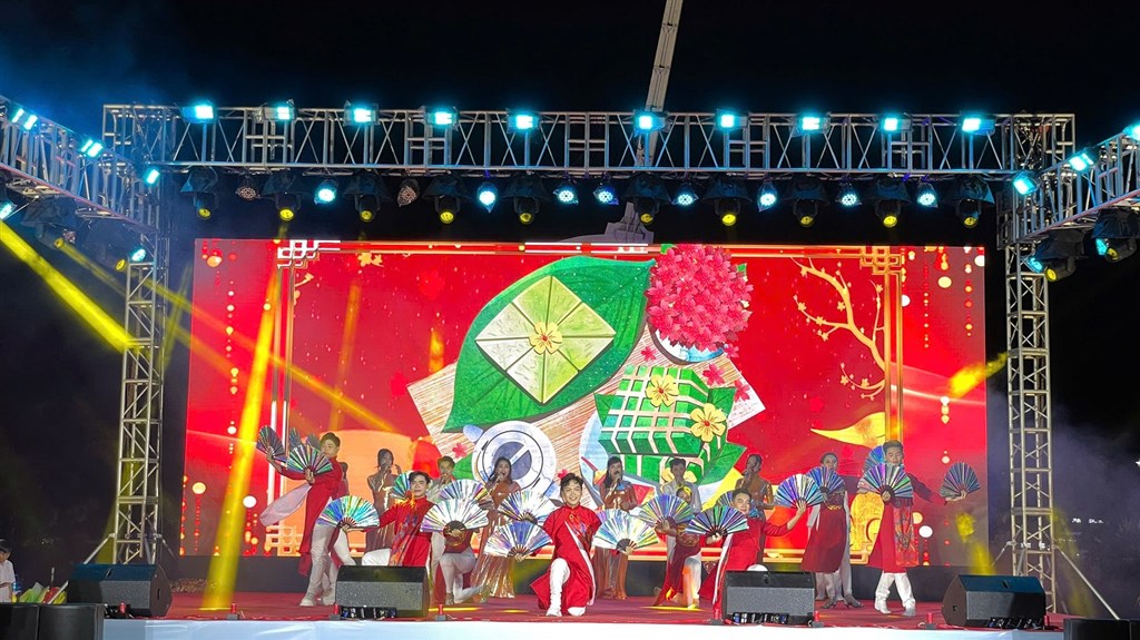 Chương tr&igrave;nh nghệ thuật ch&agrave;o đ&oacute;n năm mới 2026 tại Quảng trường H&ugrave;ng Vương (phường Bạc Li&ecirc;u)