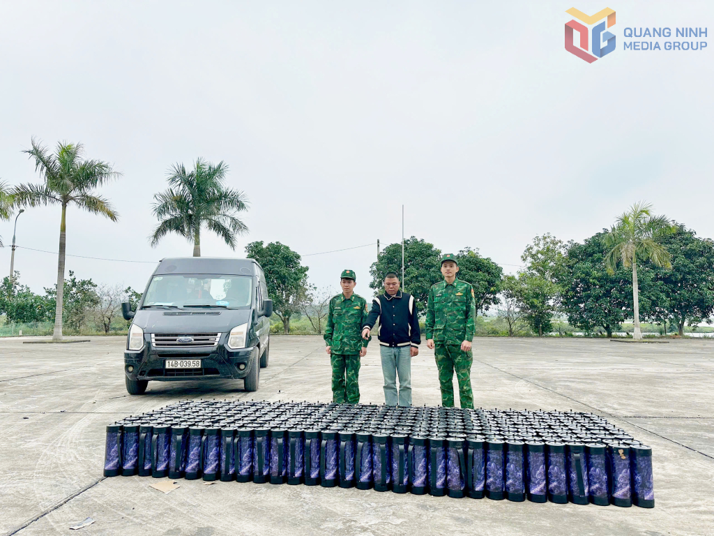 Đối tượng Hoàng Văn Bình và tang vật. (Ảnh: Đối tượng Hoàng Văn Bình và tang vật. (Ảnh: