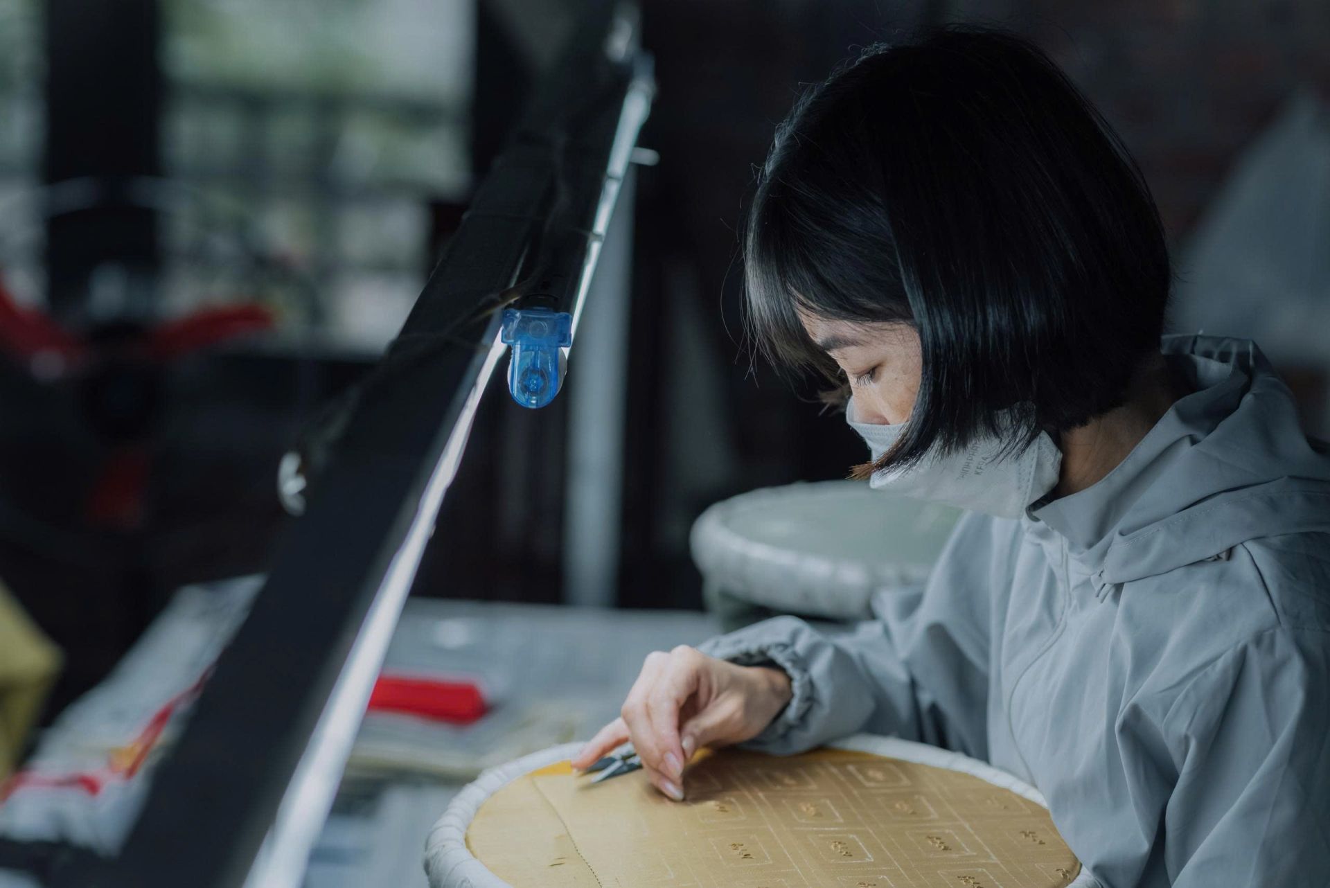 Tỉ mẩn, tinh tế trong từng đường kim mũi chỉ, những người thợ th&ecirc;u Văn L&acirc;m (phường Nam Hoa Lư) đ&atilde; giữ g&igrave;n được tinh hoa v&agrave; đưa nghề th&ecirc;u truyền thống của l&agrave;ng ng&agrave;y c&agrave;ng ph&aacute;t triển