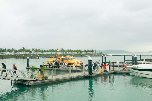 Du kh&aacute;ch được đưa v&agrave;o Bến Du thuyền Quốc tế Ana Marina để l&ecirc;n bờ tham quan