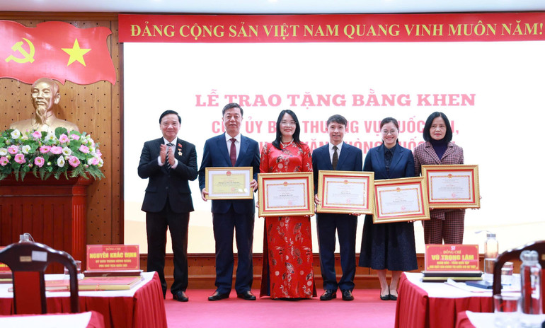 Trao tặng Bằng khen của Ủy ban Thường vụ Quốc hội v&agrave; Chủ nhiệm Văn ph&ograve;ng Quốc hội cho c&aacute;c tập thể, c&aacute; nh&acirc;n c&oacute; th&agrave;nh t&iacute;ch xuất sắc v&agrave; c&oacute; nhiều đ&oacute;ng g&oacute;p trong c&ocirc;ng t&aacute;c phối hợp bi&ecirc;n soạn, xuất bản cuốn s&aacute;ch.