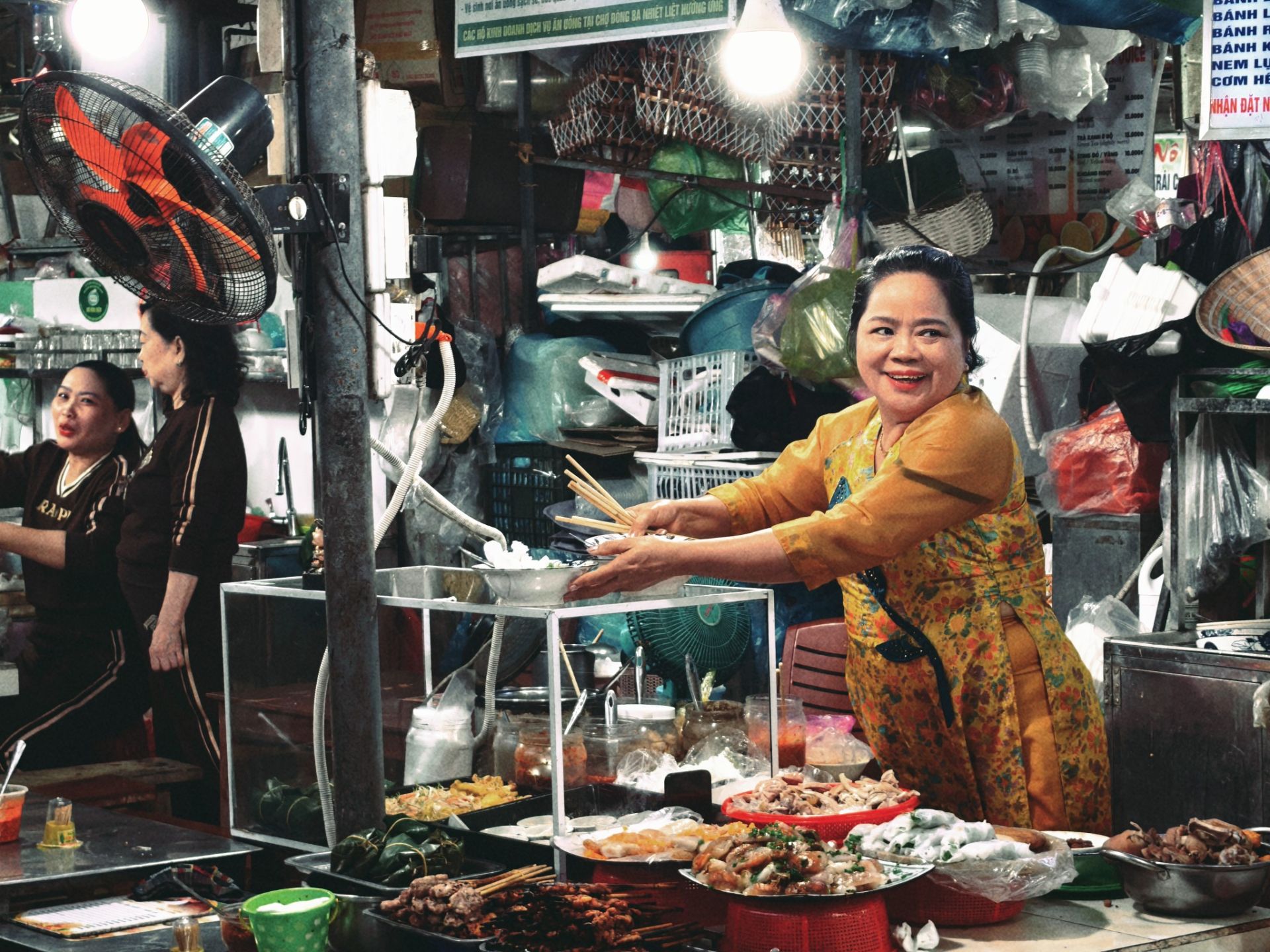 &Aacute;o d&agrave;i l&agrave; trang phục thường thấy ở c&aacute;c tiểu thương chợ Đ&ocirc;ng Ba