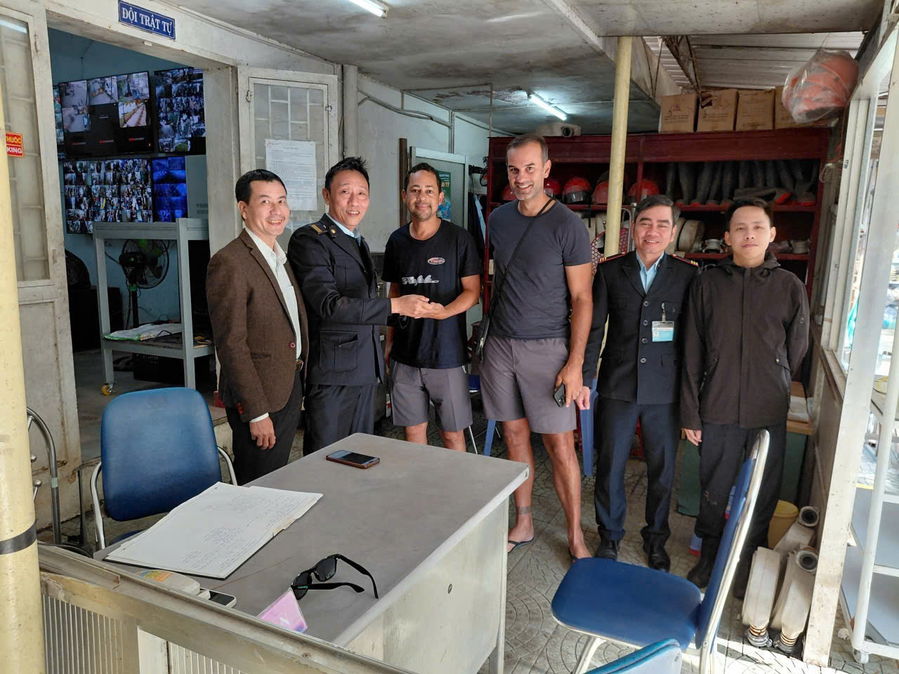 Trả lại h&agrave;ng h&oacute;a cho người nước ngo&agrave;i đ&aacute;nh rơi