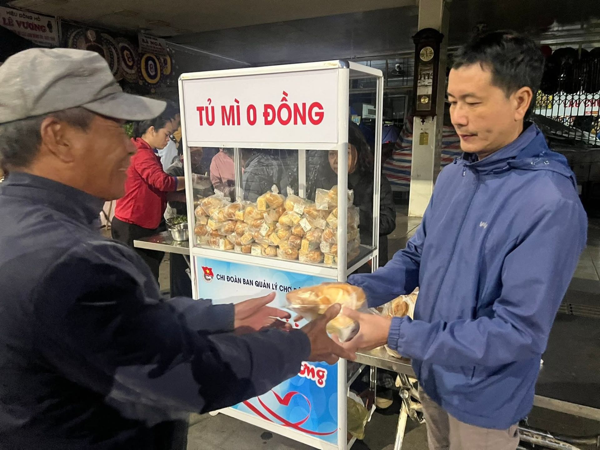 Tủ m&igrave; 0 đồng được BQ chợ duy tr&igrave; thường xuy&ecirc;n gi&uacute;p đỡ những người kh&oacute; khăn