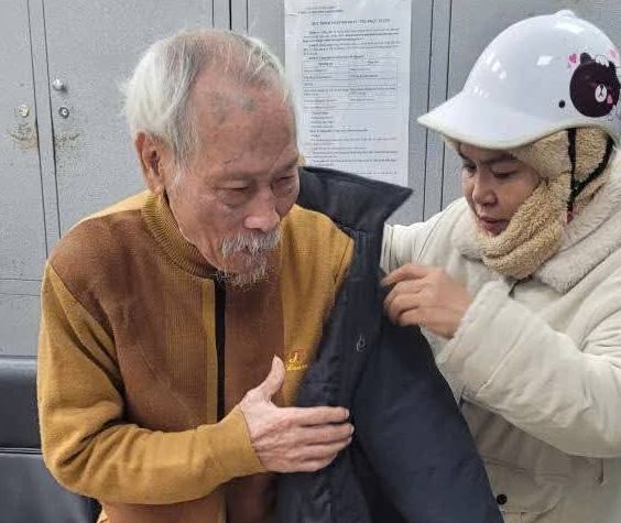 Hải Phòng: Công an phường Thành Đông cùng Nhân dân giúp đỡ cụ ông đi lạc trở về với gia đình