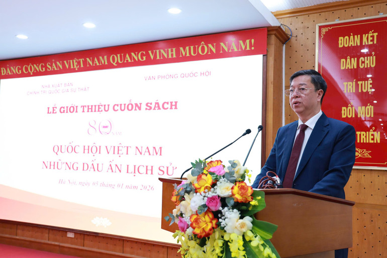 Ph&oacute; Gi&aacute;o sư, Tiến sĩ Vũ Trọng L&acirc;m, Gi&aacute;m đốc - Tổng Bi&ecirc;n tập Nh&agrave; xuất bản Ch&iacute;nh trị quốc gia Sự thật ph&aacute;t biểu tại buổi lễ.