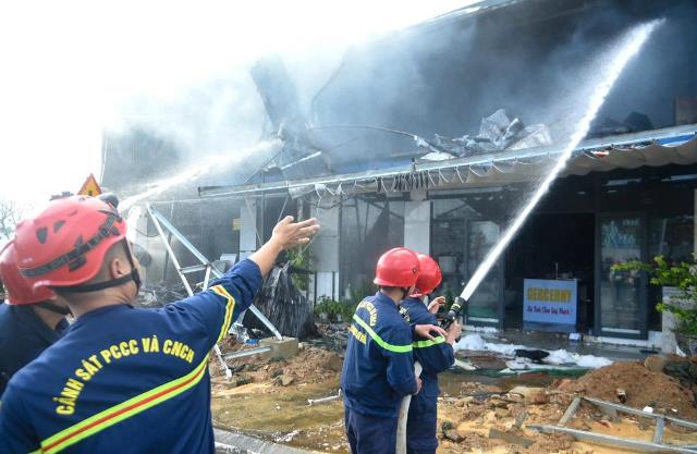 Lực lượng cảnh s&aacute;t PCCC nỗ lực dập đ&aacute;m ch&aacute;y.