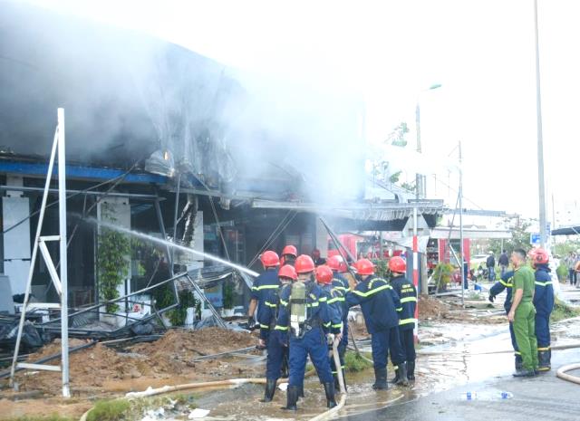 Đà Nẵng: Cửa hàng vật liệu xây dựng bốc cháy dữ dội