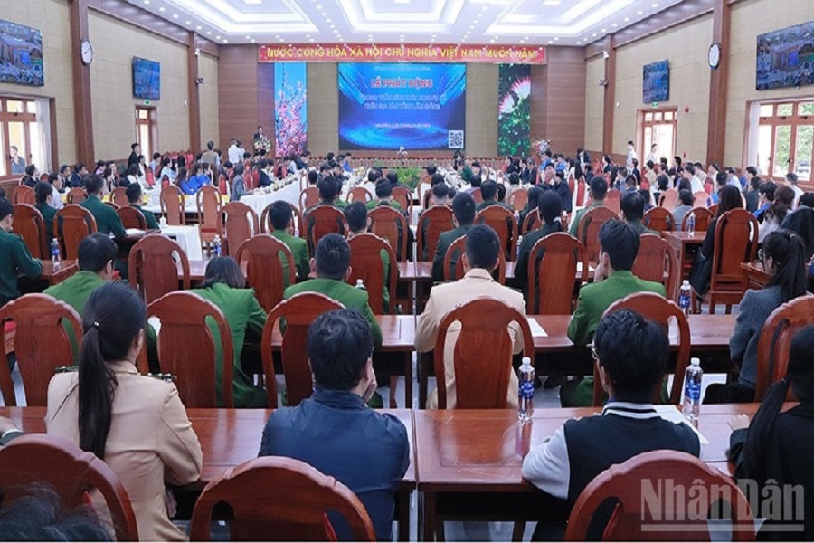 Quang cảnh Lâm Đồng tổ chức phát động phong trào “Bình dân học vụ số” Quang cảnh Lâm Đồng tổ chức phát động phong trào “Bình dân học vụ số”