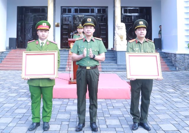 Thừa uỷ quyền của Thủ tướng Ch&iacute;nh phủ, Đại t&aacute; Nguyễn Đại Đồng - Ph&oacute; Gi&aacute;m đốc C&ocirc;ng an TP. Đ&agrave; Nẵng trao tặng Bằng khen cho Trung ta Nguyễn Phi Huy v&agrave; Hạ sĩ Alăng Ph&uacute;c.