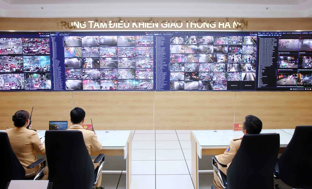 C&aacute;n bộ, chiến sĩ Đội Chỉ huy giao th&ocirc;ng v&agrave; điều khiển đ&egrave;n t&iacute;n hiệu giao th&ocirc;ng l&agrave;m nhiệm vụ gi&aacute;m s&aacute;t, điều khiển giao th&ocirc;ng tại c&aacute;c tuyến phố. (Ảnh: Phẩm Ki&ecirc;n - TTXVN)