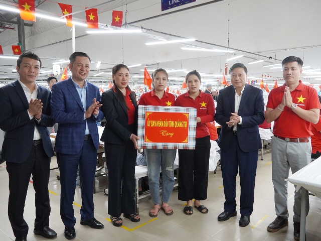 Chủ tịch UBND tỉnh tặng quà đầu năm mới cho lao động đang làm việc tại Xí nghiệp may Hà Quảng. Chủ tịch UBND tỉnh tặng quà đầu năm mới cho lao động đang làm việc tại Xí nghiệp may Hà Quảng.
