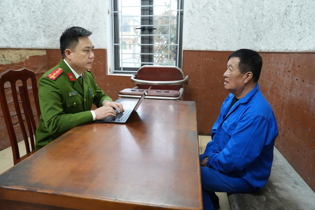 C&aacute;n bộ điều tra lấy lời khai đối tượng chủ mưu Nguyễn Đ&igrave;nh Minh