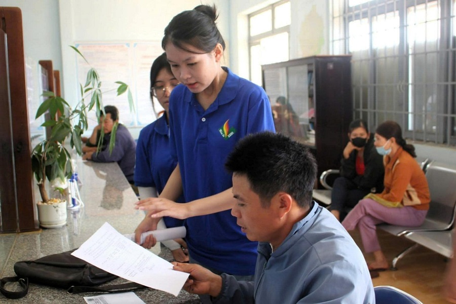 Đoàn viên thanh niên hướng dẫn sử dụng dịch vụ công trực tuyến và thanh toán điện tử Đoàn viên thanh niên hướng dẫn sử dụng dịch vụ công trực tuyến và thanh toán điện tử