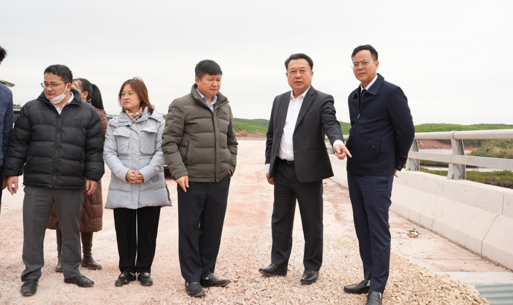 &Ocirc;ng Nguyễn Đức Th&agrave;nh, Ph&oacute; Chủ tịch Thường trực HĐND tỉnh Quảng Ninh, kiểm tra thực tế tại tuyến đường đấu nối từ Quốc lộ 4B sang Quốc lộ 18A