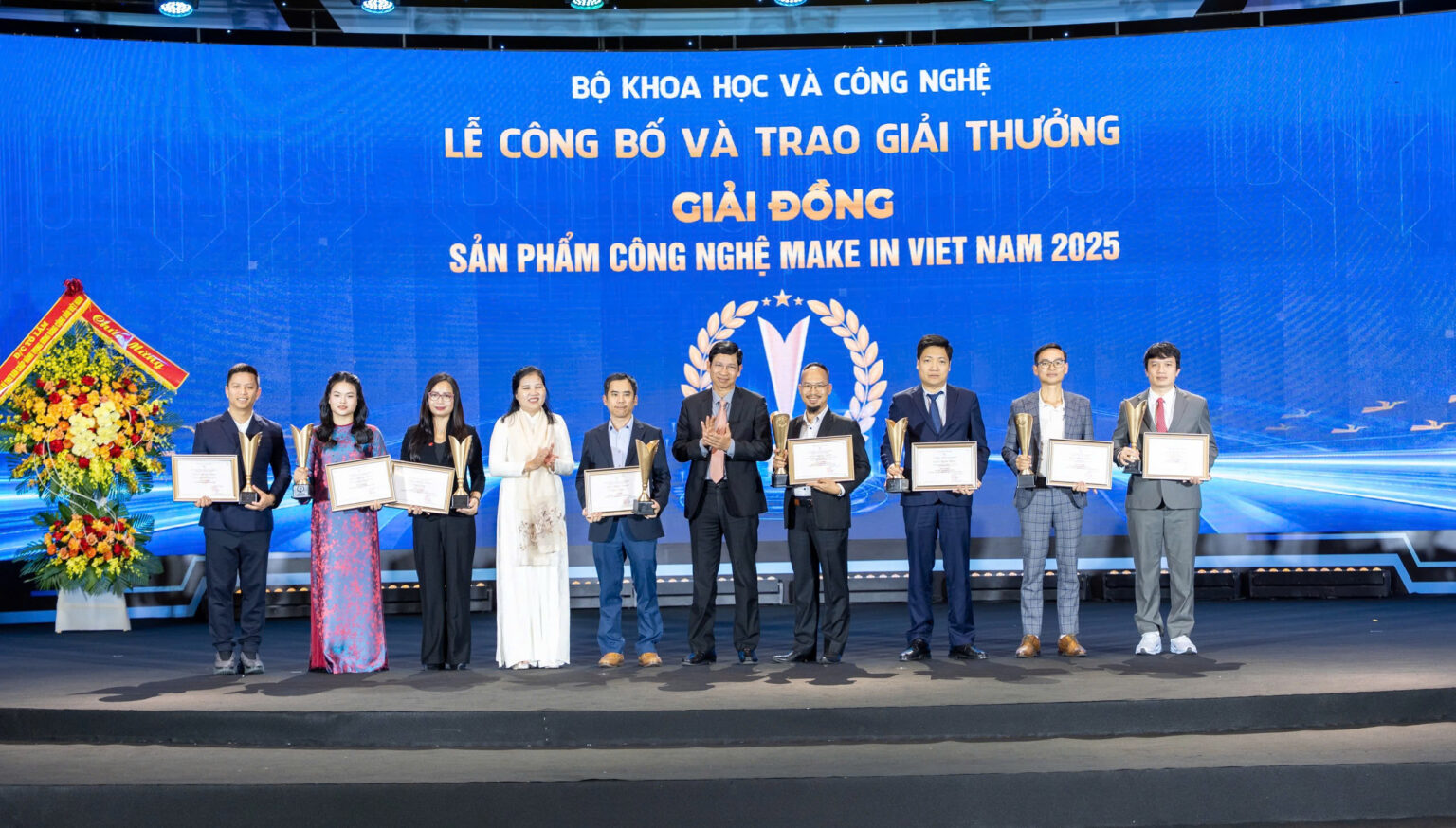 Bà Bùi Thị Trang - Giám đốc Khối Giải pháp Bán lẻ, Tập đoàn MISA (thứ hai từ trái sang) đại diện doanh nghiệp nhận giải Đồng lĩnh vực Tài chính - Ngân hàng - Thương mại - Dịch vụ dành cho phần mềm MISA eShop Bà Bùi Thị Trang - Giám đốc Khối Giải pháp Bán lẻ, Tập đoàn MISA (thứ hai từ trái sang) đại diện doanh nghiệp nhận giải Đồng lĩnh vực Tài chính - Ngân hàng - Thương mại - Dịch vụ dành cho phần mềm MISA eShop
