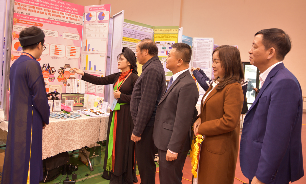 Ban tổ chức tham quan gian trưng b&agrave;y của c&aacute;c đơn vị lọt v&agrave;o v&ograve;ng Chung khảo Cuộc thi.