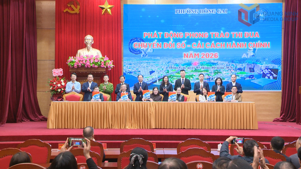 C&aacute;c đại biểu bấm n&uacute;t ra mắt Zalo mini app &ldquo;Hồng Gai Smart&rdquo; v&agrave; Bản đồ số du lịch phường Hồng Gai