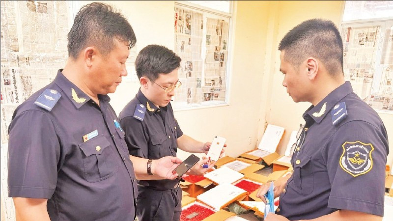 Một vụ buôn lậu điện thoại di động được lực lượng hải quan phát hiện, bắt giữ năm 2025. (Ảnh: Cục Hải quan Việt Nam) Một vụ buôn lậu điện thoại di động được lực lượng hải quan phát hiện, bắt giữ năm 2025. (Ảnh: Cục Hải quan Việt Nam)