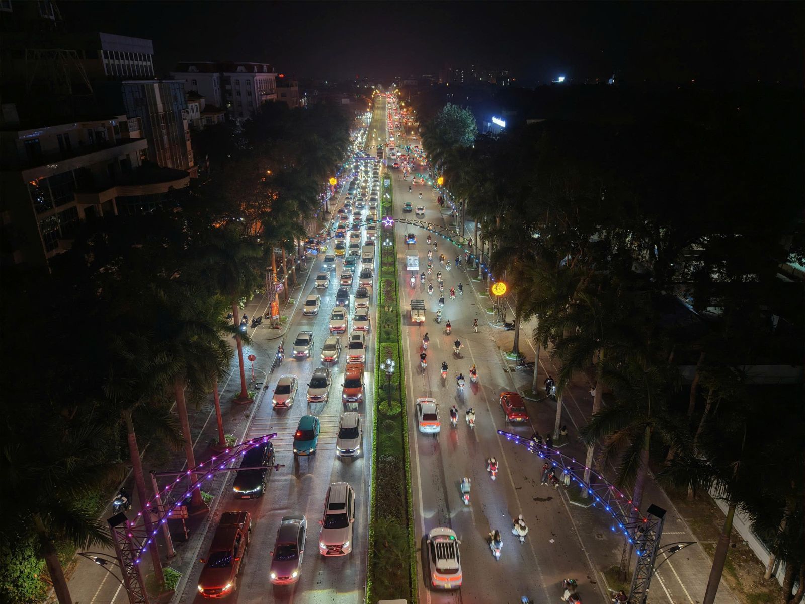 Trên các tuyến giao thông trọng điểm, lực lượng Cảnh sát giao thông, Cảnh sát trật tự đã phối hợp với các lực lượng tại chỗ thành lập các chốt, tổ tuần tra, kiểm soát, Trên các tuyến giao thông trọng điểm, lực lượng Cảnh sát giao thông, Cảnh sát trật tự đã phối hợp với các lực lượng tại chỗ thành lập các chốt, tổ tuần tra, kiểm soát,