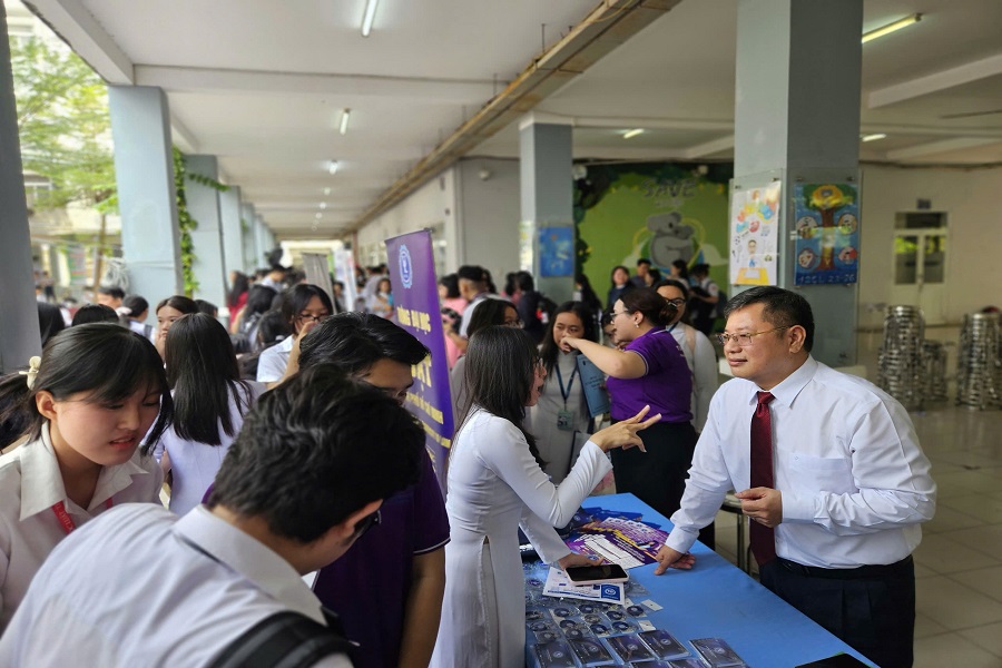 Khu vực tư vấn của Trường ĐH Luật TPHCM thu h&uacute;t đ&ocirc;ng đảo học sinh quan t&acirc;m