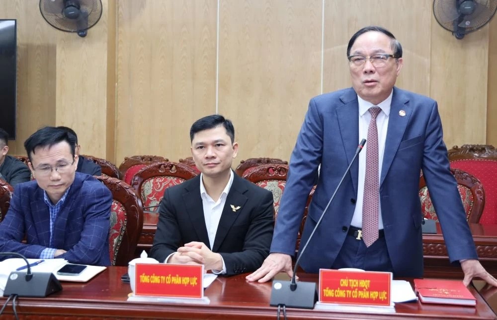 &Ocirc;ng Nguyễn Văn Đệ, Chủ tịch HĐQT Tổng C&ocirc;ng ty CP Hợp Lực ph&aacute;t biểu tại hội nghị.