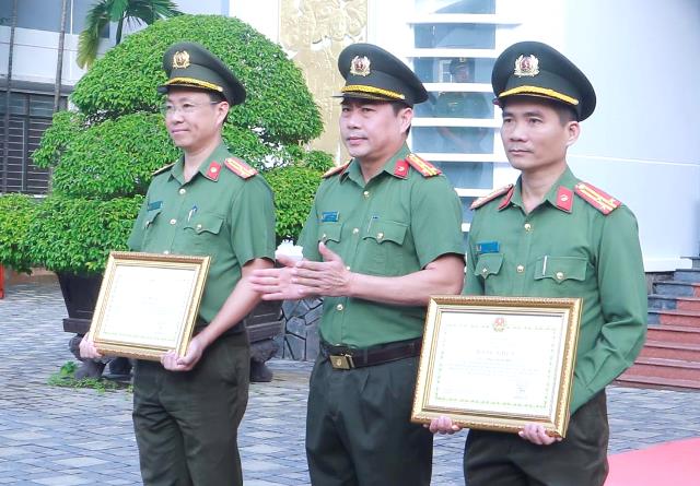 Đại t&aacute; Nguyễn Xu&acirc;n Ho&agrave;ng - Ph&oacute; Gi&aacute;m đốc C&ocirc;ng an TP Đ&agrave; Nẵng trao tặng Bằng khen của Chủ tịch UBND TP Đ&agrave; Nẵng cho c&aacute;c c&aacute; nh&acirc;n c&oacute; th&agrave;nh t&iacute;ch xuất sắc trong c&ocirc;ng t&aacute;c tham mưu tổ chức Lễ kỷ niệm 80 năm Ng&agrave;y truyền thống C&ocirc;ng an nh&acirc;n d&acirc;n Việt Nam