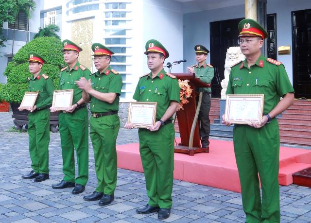Đại t&aacute; Nguyễn H&agrave; Lai - Ph&oacute; Gi&aacute;m đốc C&ocirc;ng an TP Đ&agrave; Nẵng tặng Giấy khen cho c&aacute;c tập thể, c&aacute; nh&acirc;n.
