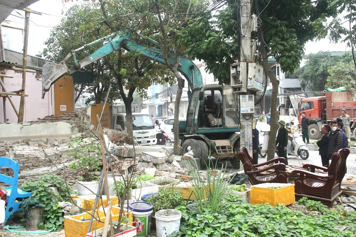 Phường Hạc Th&agrave;nh huy động m&aacute;y m&oacute;c hỗ trợ ph&aacute; dỡ c&ocirc;ng tr&igrave;nh để b&agrave;n giao mặt bằng. Tuy nhi&ecirc;n, để giảm thiểu tối đa số hộ phải thực hiện cưỡng chế, s&aacute;ng nay, c&aacute;c đồng ch&iacute;