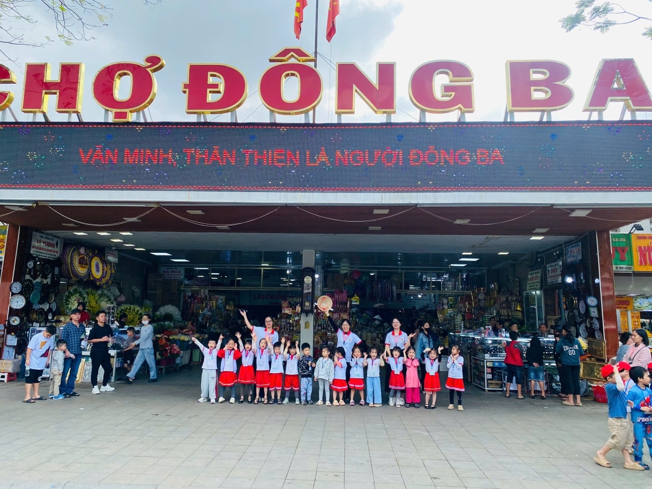 Chợ Đ&ocirc;ng Ba thường xuy&ecirc;n đ&oacute;n học sinh c&aacute;c cấp học đến tham quan, học tập