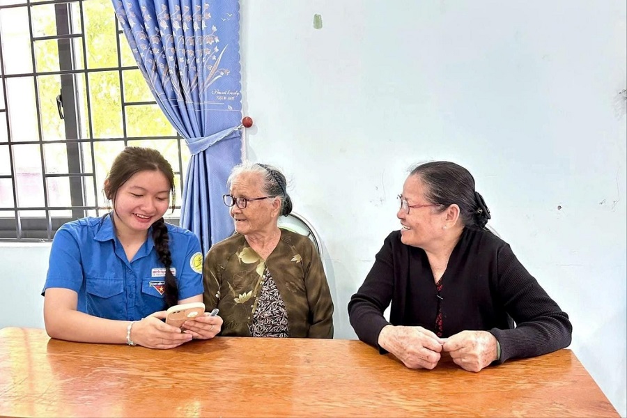 Người cao tuổi được lực lượng Tổ Công nghệ số cộng đồng hướng dẫn Người cao tuổi được lực lượng Tổ Công nghệ số cộng đồng hướng dẫn