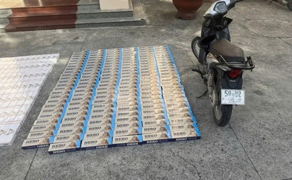 TP HCM: Phát hiện hai xe mô tô chở thuốc lá lậu