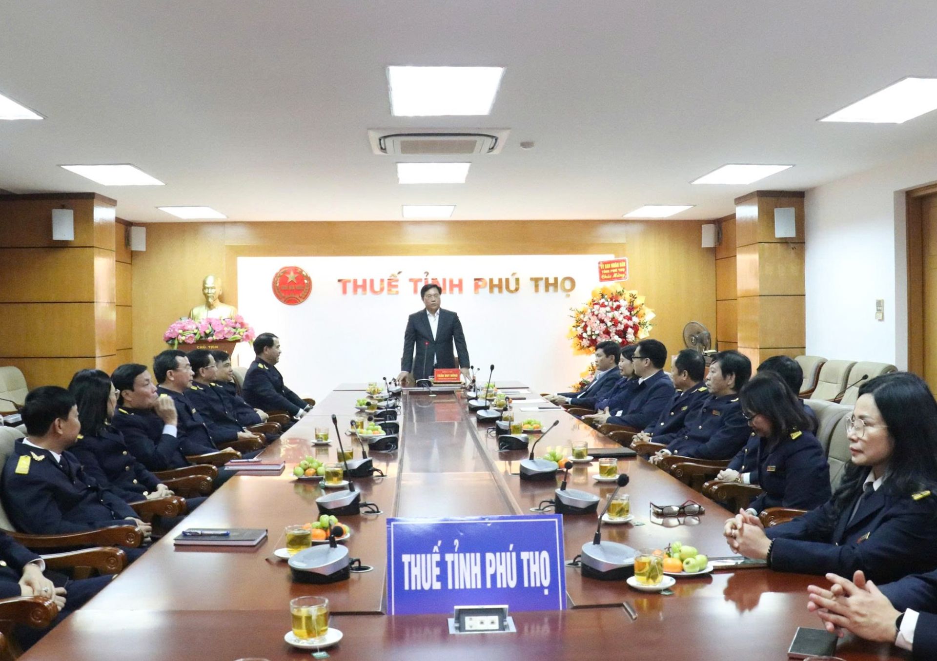 &Ocirc;ng Trần Duy Đ&ocirc;ng, Chủ tịch UBND tỉnh Ph&uacute; Thọ biểu dương nỗ lực của tập thể c&aacute;n bộ, c&ocirc;ng chức, người lao động Thuế tỉnh Ph&uacute; Thọ. Ảnh: VH