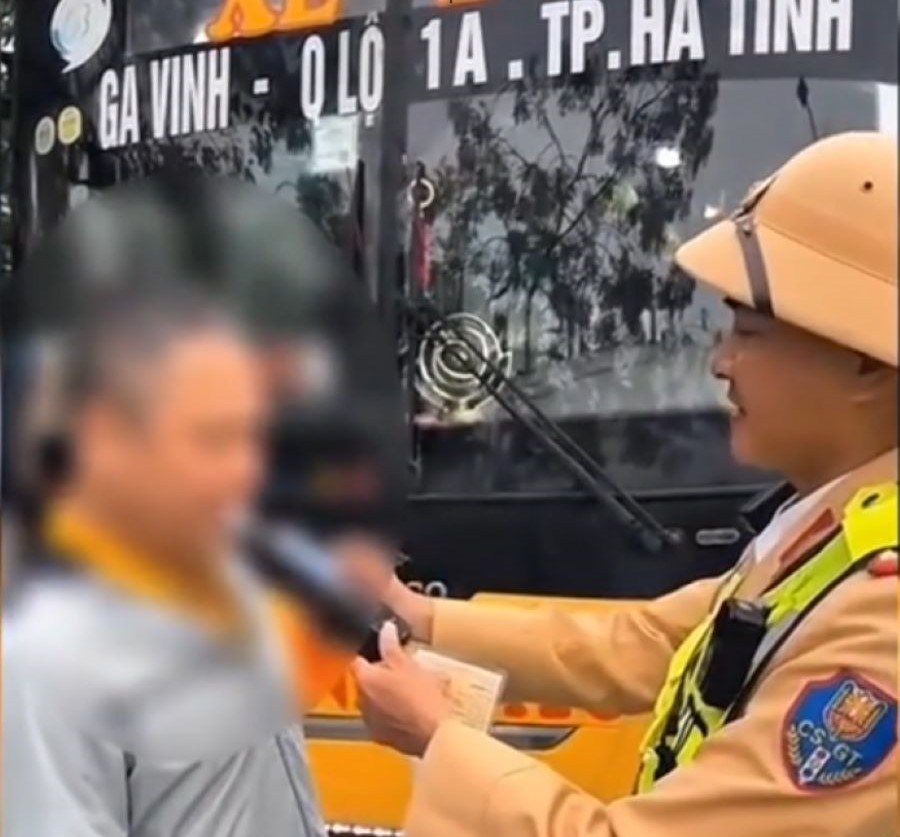 Lực lượng CSGT H&agrave; Tĩnh kiểm tra nồng độ cồn t&agrave;i xế Đặng Minh Th.