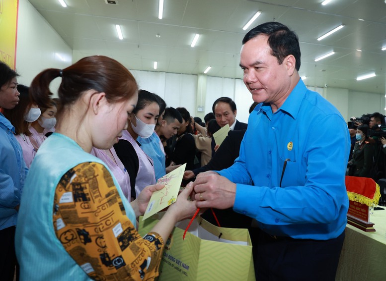 Chủ tịch Tổng Li&ecirc;n đo&agrave;n Lao động Việt Nam Nguyễn Đ&igrave;nh Khang trao qu&agrave; tới c&ocirc;ng nh&acirc;n lao động c&oacute; ho&agrave;n cảnh kh&oacute; khăn