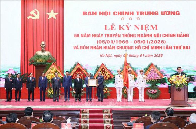 Tổng Bí thư Tô Lâm trao Huân chương Hồ Chí Minh cho Ban Nội chính Trung ương - Ảnh: TTXVN Tổng Bí thư Tô Lâm trao Huân chương Hồ Chí Minh cho Ban Nội chính Trung ương - Ảnh: TTXVN
