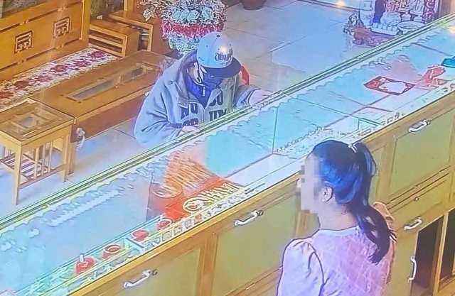 Thời điểm Nhật v&agrave;o tiệm v&agrave;ng T.H. trong chợ Nh&acirc;n Cơ để lựa xem v&agrave;ng.