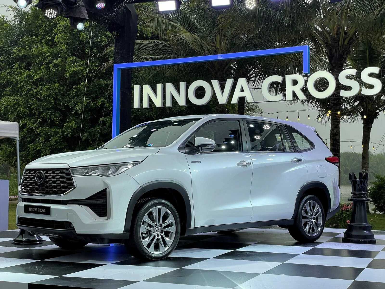 Doanh số toàn qu­ốc các mẫu xe Toyota đạt hơn 8.000 xe trong tháng cuối năm 2025