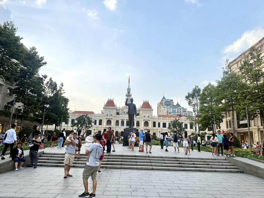 Trung tâm thành phố thu hút đông đảo người dân tham quan Trung tâm thành phố thu hút đông đảo người dân tham quan