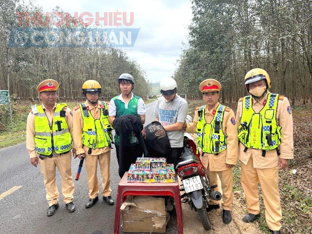 Lực lượng CSGT bắt giữ các đối tượng cùng tang vật. Lực lượng CSGT bắt giữ các đối tượng cùng tang vật.