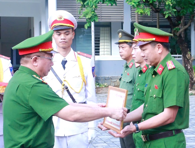 Thừa uỷ quyền của Bộ trưởng Bộ C&ocirc;ng an, Đại t&aacute; Nguyễn Văn Tăng - Ph&oacute; Gi&aacute;m đốc C&ocirc;ng an TP Đ&agrave; Nẵng trao tặng Bằng khen cho c&aacute;c tập thể, c&aacute; nh&acirc;n