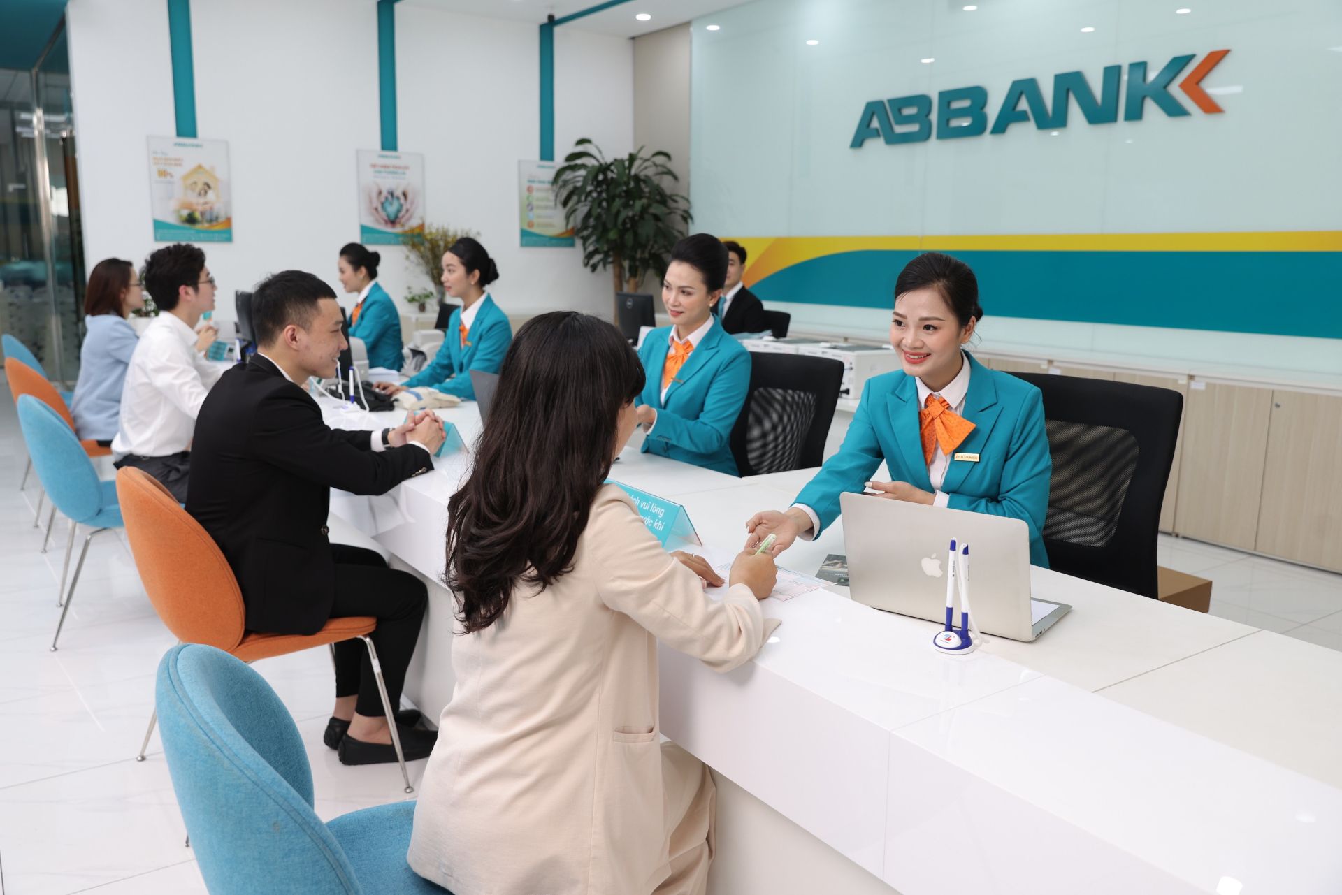 ABBANK được UBCKNN chấp thuận việc triển khai chào bán cổ phiếu ra công chúng cho cổ đông hiện hữu, nhằm tăng vốn điều lệ thêm hơn 3.100 tỷ đồng ABBANK được UBCKNN chấp thuận việc triển khai chào bán cổ phiếu ra công chúng cho cổ đông hiện hữu, nhằm tăng vốn điều lệ thêm hơn 3.100 tỷ đồng