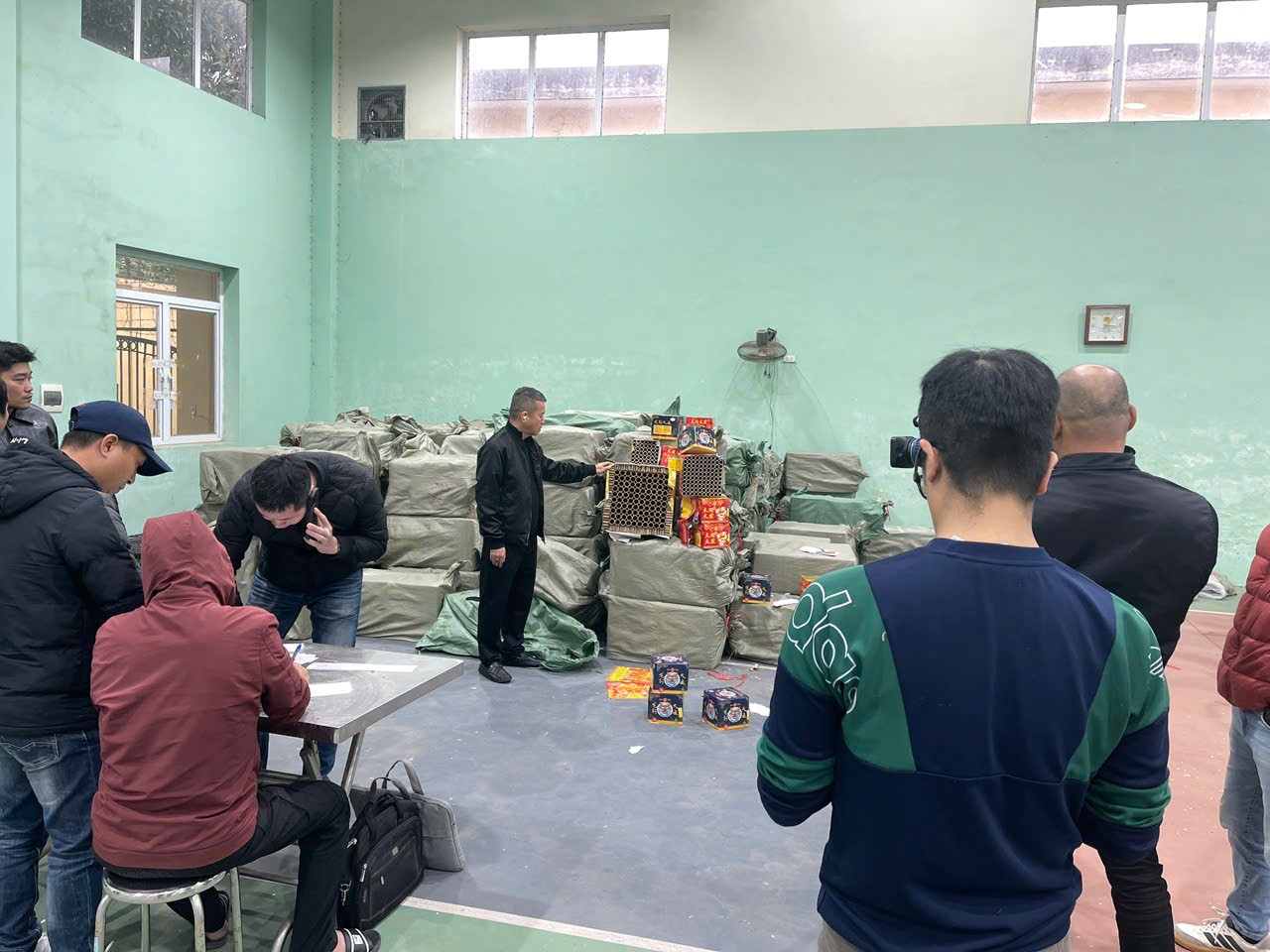 Hà Nội: Triệt phá kho hàng cấm "khủng", thu giữ hơn 6,3 tấn pháo nổ các loại