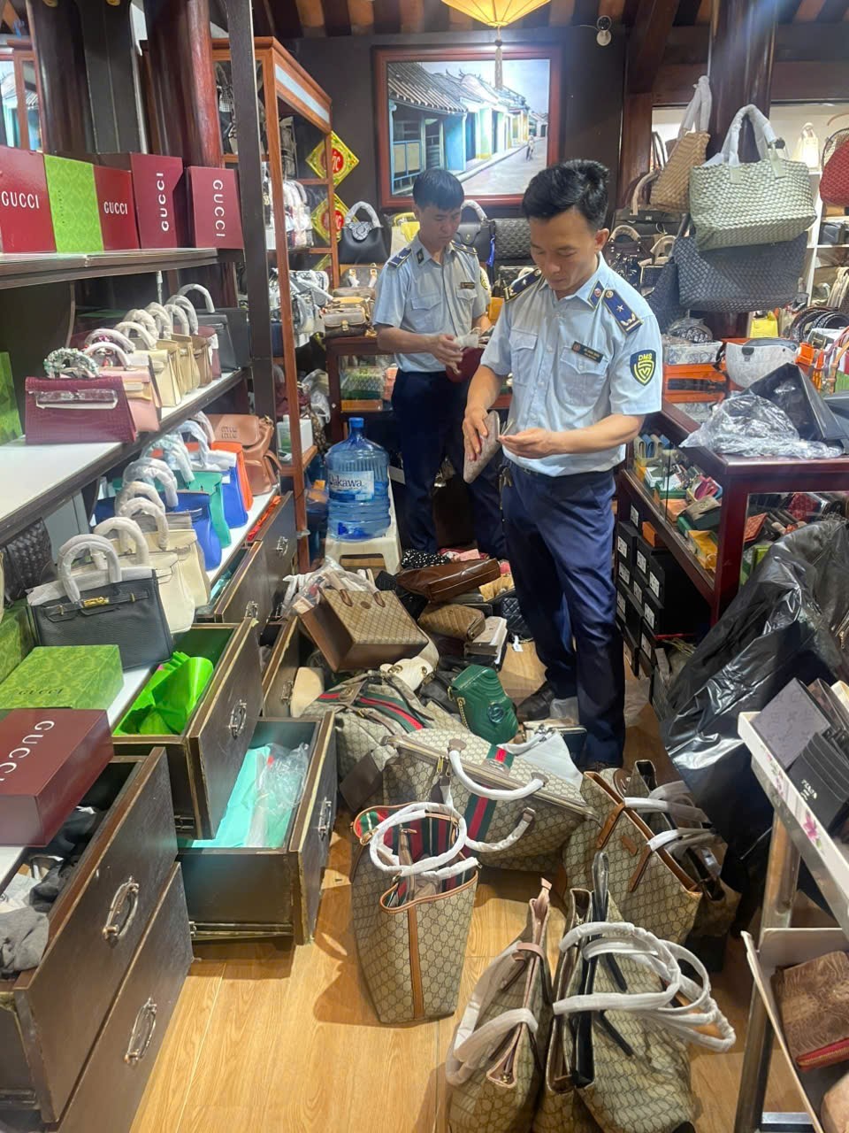 Lực lượng QLTT TP Đà Nẵng kiểm tra hàng hóa tại cơ sở kinh doanh Lực lượng QLTT TP Đà Nẵng kiểm tra hàng hóa tại cơ sở kinh doanh